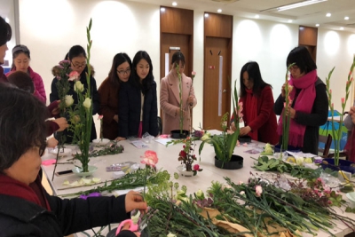 校工会举行庆祝“三八妇女节”插花活动