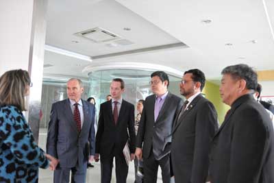 加拿大联邦政府参议员约瑟夫•戴携加中立法协会代表团莅临我校调研访问