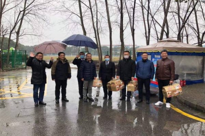 我校领导除夕慰问值班物业人员