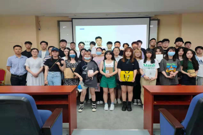 凤凰花开日 情谊传递时