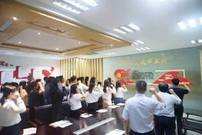 我校召开“七一”表彰会议并组织新老党员开展入党宣誓活动