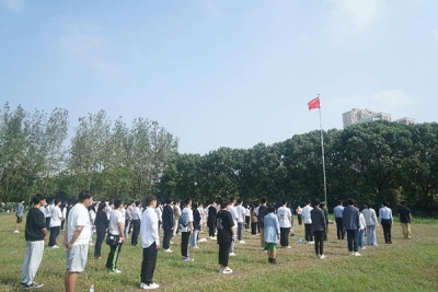 我校隆重举行国庆升旗仪式