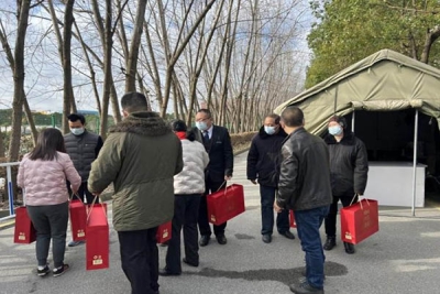 我校领导慰问安保和物业工作人员