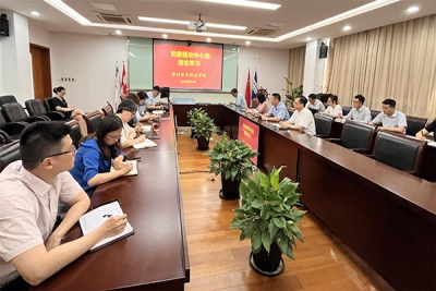 我校召开第四次党委理论学习 中心组集中学习会议