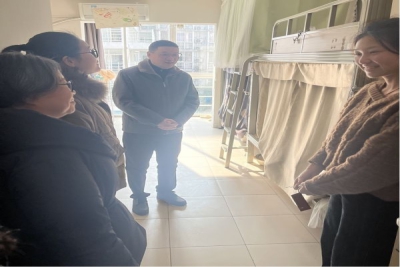 以生为本 情暖人心——校领导深入商学院学生宿舍走访慰问