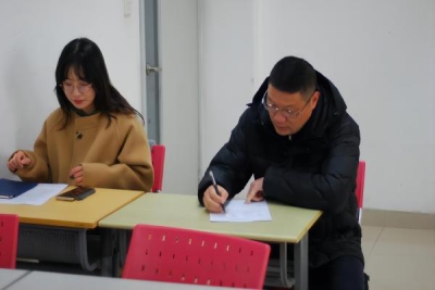 凝心聚力启新程 奋楫笃行谱新章 —— 校领导与学生共听开学第一课